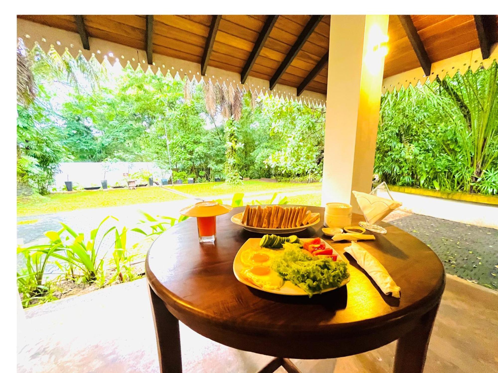 Ceylon Kingsmen Garden Hotel - Katunayake Negombo Exterior foto
